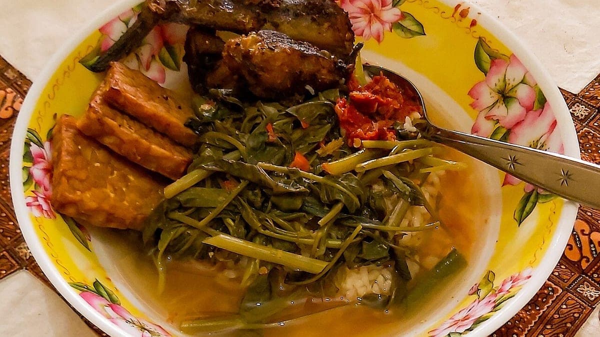 Ilustrasi artikel Makanan Pelancar ASI: Apa yang Terbukti dan Apa yang Ibu Butuhkan